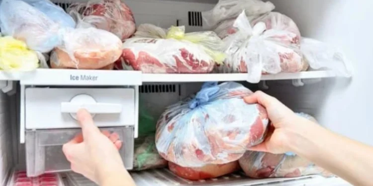 El error cotidiano al descongelar carne que puede provocar intoxicaciones: por qué jamás hay que dejarla sobre la mesada