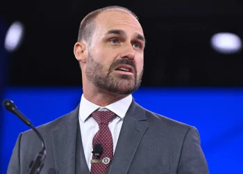 Tensión máxima en Brasil: ordenan la detención de Eduardo Bolsonaro a dos semanas del balotaje entre Flávio y Lula