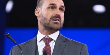 Tensión máxima en Brasil: ordenan la detención de Eduardo Bolsonaro a dos semanas del balotaje entre Flávio y Lula