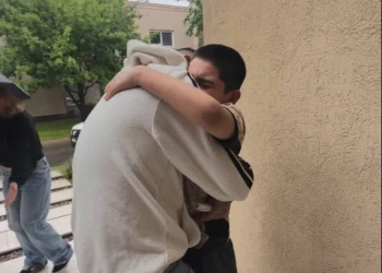 Callejero Fino dejó el penal para cumplir prisión domiciliaria y protagonizó un emotivo reencuentro con su hijo