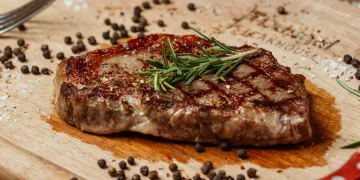 El secreto parrillero que no cuesta un peso: por qué dejar reposar la carne entre 5 y 10 minutos cambia todo