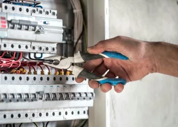 Arreglos en el hogar: cuánto cuesta contratar un albañil, electricista o plomero en octubre