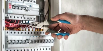 Arreglos en el hogar: cuánto cuesta contratar un albañil, electricista o plomero en octubre