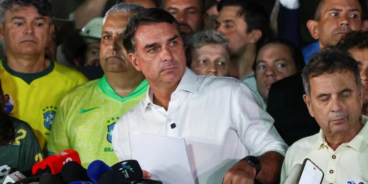 Migraciones confirmó que Flávio Bolsonaro salió de Argentina rumbo a Ecuador «sin impedimentos legales»