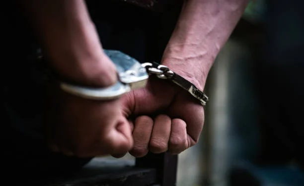 Violencia familiar en Rawson: detuvieron a dos hermanos tras amenazar con un arma tumbera a su padre y agredir físicamente a su madre