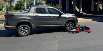 Grave accidente en Santa Lucía: un motociclista quedó inconsciente tras chocar con una camioneta en el lateral de Circunvalación