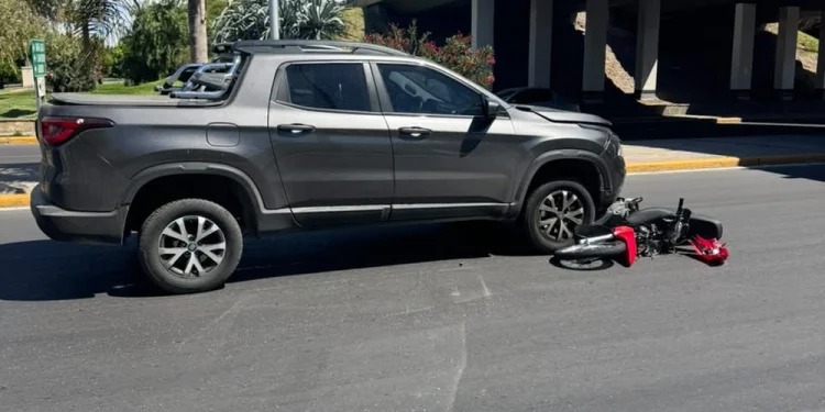 Grave accidente en Santa Lucía: un motociclista quedó inconsciente tras chocar con una camioneta en el lateral de Circunvalación