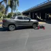 Grave accidente en Santa Lucía: un motociclista quedó inconsciente tras chocar con una camioneta en el lateral de Circunvalación
