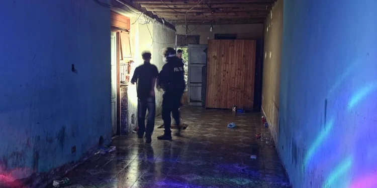 Fiesta clandestina en Caucete: promocionaban el evento en redes sociales como “JODA ENOE FESTT” y terminó con ocho detenidos y un menor identificado