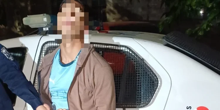 El aviso de una vecina evitó el robo en Rawson: un ladrón abrió el baúl de un auto y fue detenido por la Policía con los parlantes