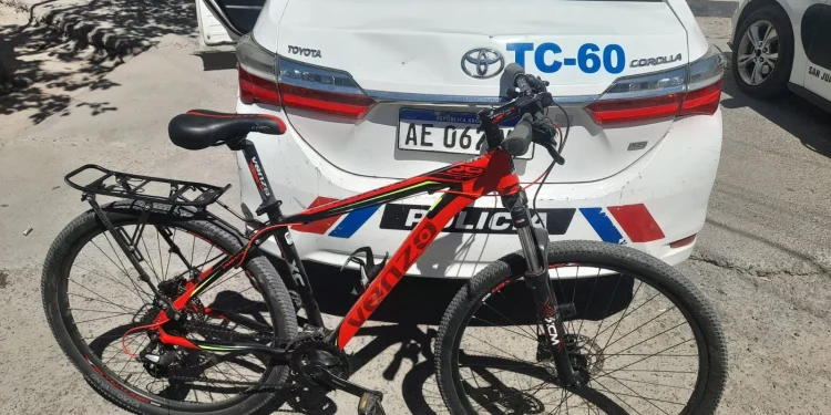 Forzó la reja de una casa en Rawson para robar una bicicleta y la Policía lo atrapó tras una persecución en el Lote Hogar 5