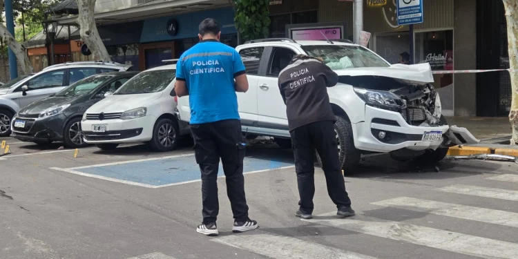 Batalla por su vida: sigue en terapia intensiva el conductor que salió despedido tras el brutal choque en pleno centro