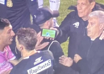 Escándalo en Floresta: cobró un penal y lo anuló tras ver la jugada en un celular