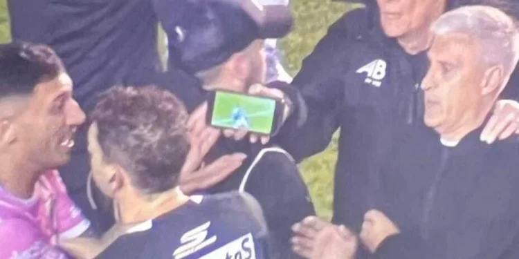 Escándalo en Floresta: cobró un penal y lo anuló tras ver la jugada en un celular