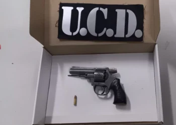 Operativo en el Lote Hogar 32: detuvieron a un joven de 18 años que circulaba armado y fumando marihuana en un auto
