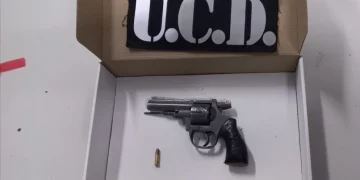 Operativo en el Lote Hogar 32: detuvieron a un joven de 18 años que circulaba armado y fumando marihuana en un auto