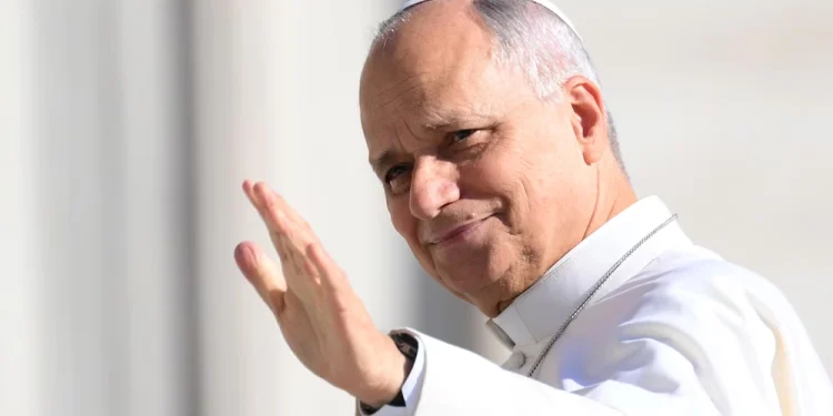 El Vaticano confirmó que el papa León XIV pasó una noche «tranquila» tras ser operado del pulmón
