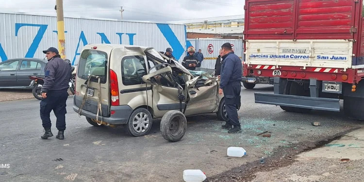 Fuerte choque en Chimbas: una Kangoo se incrustó contra un camión y hubo tres heridos
