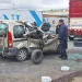 Fuerte choque en Chimbas: una Kangoo se incrustó contra un camión y hubo tres heridos