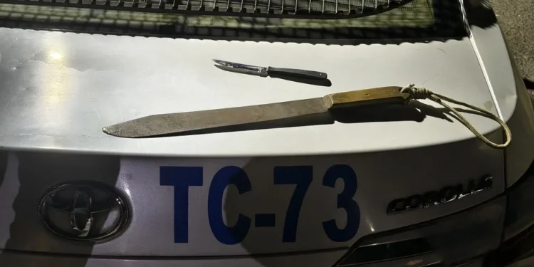 Pánico en La Bebida: le robó el celular a un chofer de la RedTulum, intentó apuñalarlo con un machete y cortó a un policía