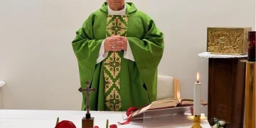 El Vaticano confirmó la «mejora constante» del papa León XIV: celebró misa en el hospital y recuperó su autonomía
