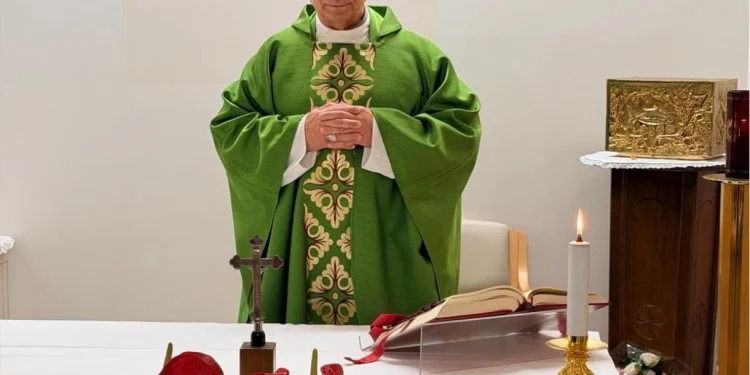 El Vaticano confirmó la «mejora constante» del papa León XIV: celebró misa en el hospital y recuperó su autonomía
