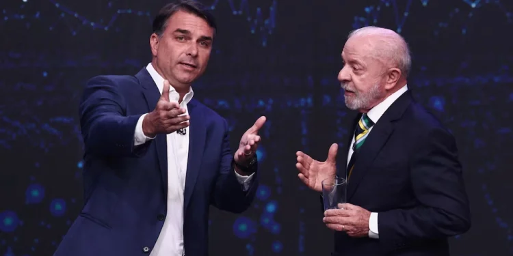 Tensión máxima de cara al balotaje en Brasil: Lula y Flávio Bolsonaro chocaron en el primer debate con cruces por corrupción, seguridad y la «motosierra» de Milei