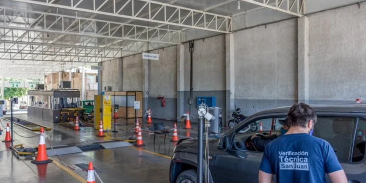 Incertidumbre en los talleres de RTO de San Juan: la demanda cayó a niveles críticos y se vacían las líneas de control a dos meses del verano
