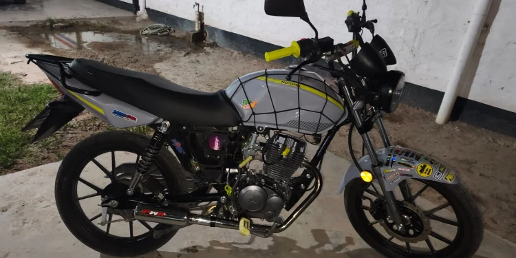 Peligro al volante y fuga en Caucete: hacía maniobras peligrosas con escape libre, escapó por los fondos y dejó la moto tirada