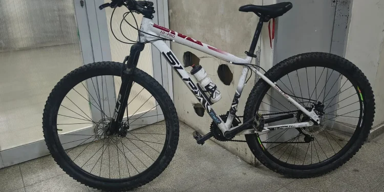 Violento robo en Capital: empujó a un ciclista para robarle la bicicleta y la Policía lo atrapó escondido detrás de un árbol