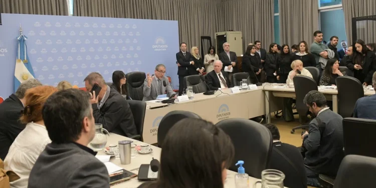 Presupuesto 2027: fuerte debate por los fondos universitarios en Diputados mientras marchan al Congreso