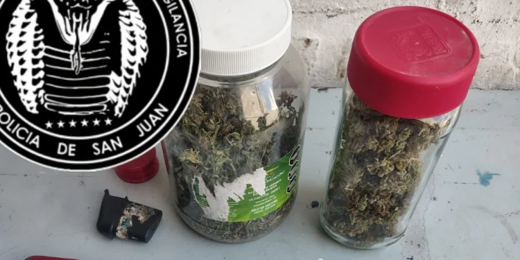 Disturbios en pleno centro sanjuanino: detuvieron a cuatro sujetos y a uno le secuestraron frascos con marihuana y una navaja