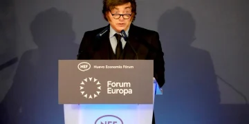 Milei expuso ante empresarios en Madrid: «La decadencia no es un destino sino una elección», celebró la baja de la deuda y criticó la inmigración europea