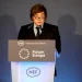 Milei expuso ante empresarios en Madrid: «La decadencia no es un destino sino una elección», celebró la baja de la deuda y criticó la inmigración europea
