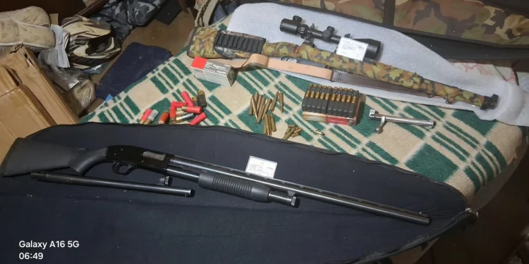 Baleó a un nene de 8 años en una gresca en Rawson: allanaron su casa y secuestraron un peligroso arsenal de armas