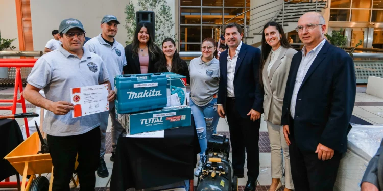 Impulso a los emprendedores: el gobernador Orrego entregó certificados y herramientas del programa ATP en el Centro Cívico