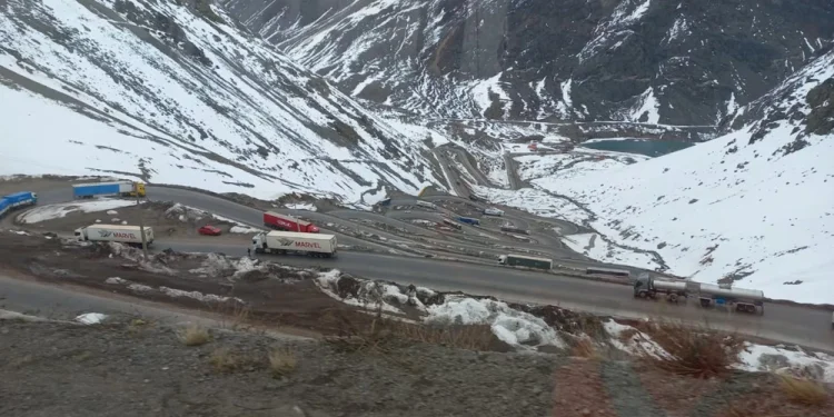 Temporal en la cordillera: cerraron el Paso Cristo Redentor por nevadas y vientos en alta montaña