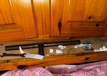 Allanamiento en Rivadavia: fue a cambiarse de ropa para ir detenido y le descubrieron una tumbera con municiones en el ropero