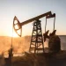 Alerta global por el petróleo: el barril superó los US$105 tras ataques en Ormuz y el cierre de pozos por un huracán