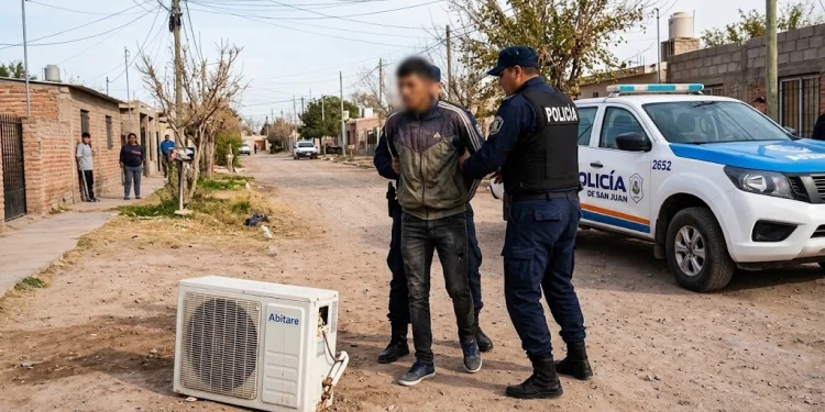 Chimbas: lo sorprendieron cuando huía con un aire acondicionado a cuestas, intentó descartarlo y terminó detenido