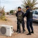 Chimbas: lo sorprendieron cuando huía con un aire acondicionado a cuestas, intentó descartarlo y terminó detenido