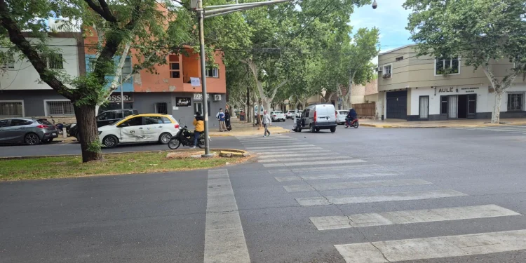 Violento choque en Córdoba y Güemes: una camioneta impactó contra un remís en pleno centro sanjuanino