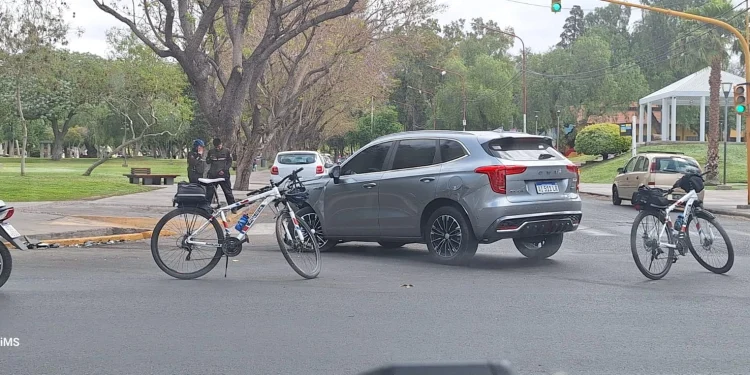 Choque en una transitada esquina de Capital: investigan si uno de los vehículos cruzó con luz roja en España y San Luis