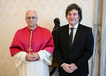 Javier Milei expresó su apoyo al papa León XIV y convocó a orar por su salud ante una intervención pulmonar