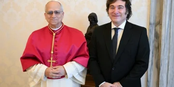 Javier Milei expresó su apoyo al papa León XIV y convocó a orar por su salud ante una intervención pulmonar