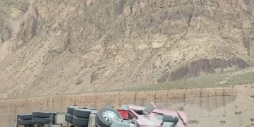 Vuelco en solitario sobre Ruta 7: un camión de gran porte desbarrancó y rescataron al chofer atrapado