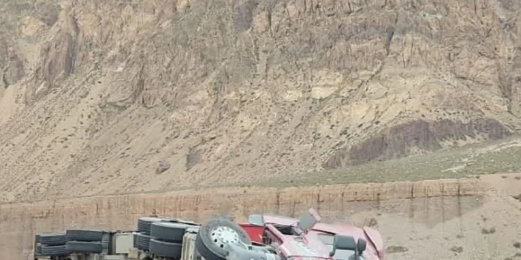 Vuelco en solitario sobre Ruta 7: un camión de gran porte desbarrancó y rescataron al chofer atrapado