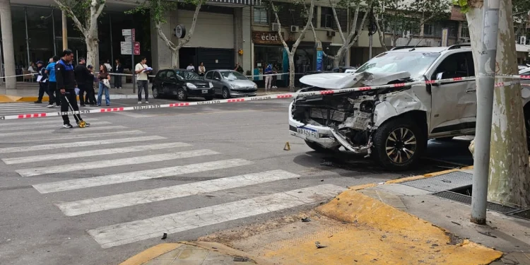 Violento choque en el microcentro de Capital: un conductor salió despedido, lucha por su vida y hay múltiples vehículos destrozados