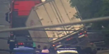 Peligro y caos vehicular en Rawson: un camión cayó en una boca de cloaca y quedó al borde de volcar en calle Ortega y Lemos
