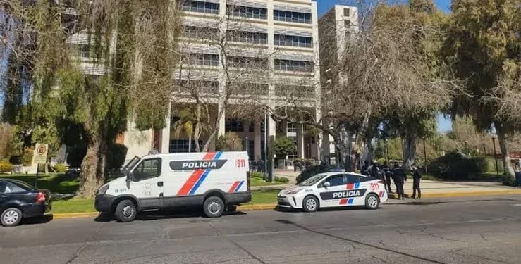 Tensión extrema en el Centro Cívico: hallaron una segunda amenaza de bomba junto al despacho de Economía y ampliaron el rastrillaje